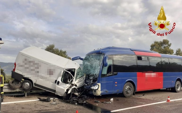 Castiadas, scontro fra autobus e furgone: quattro feriti in codice rosso. Tra le cause, probabile colpo di sonno