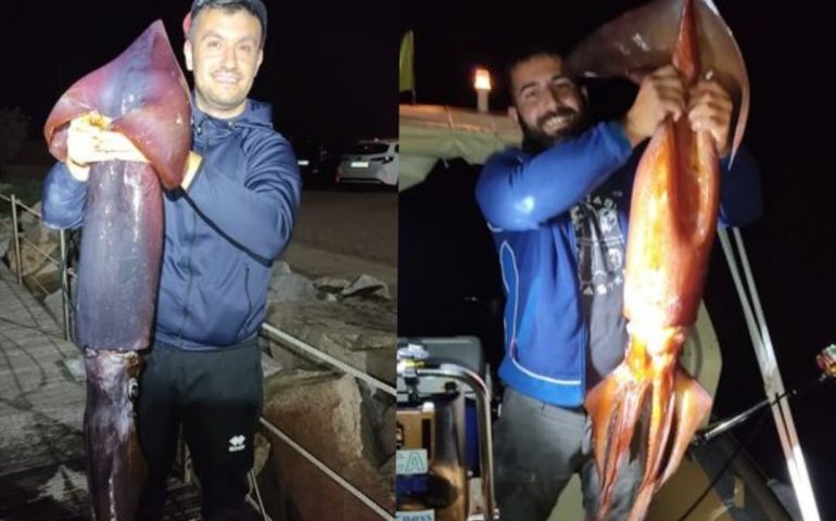 (FOTO) Tortolì, due amici pescano un totano da record: dal peso di 10,5 Kg