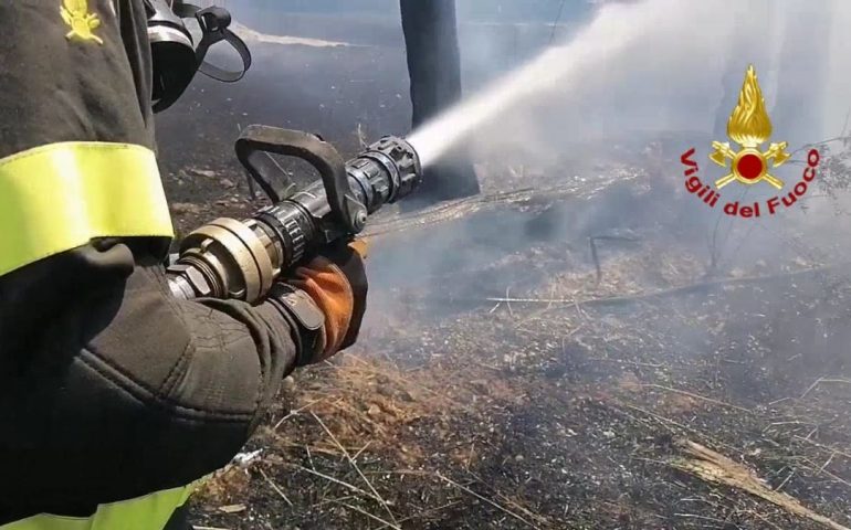 La Sardegna brucia ancora, due vasti incendi a Ussana: le fiamme danneggiano frutteti e ulivi. Sul posto operatori e volontari