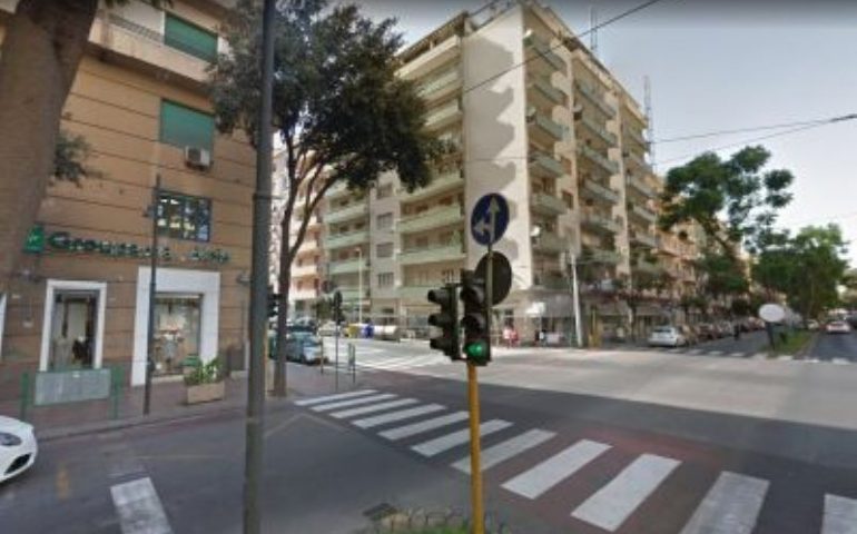 Cagliari, 45enne investito da uno scooter mentre attraversava la strada: nei guai un giovane senza patente