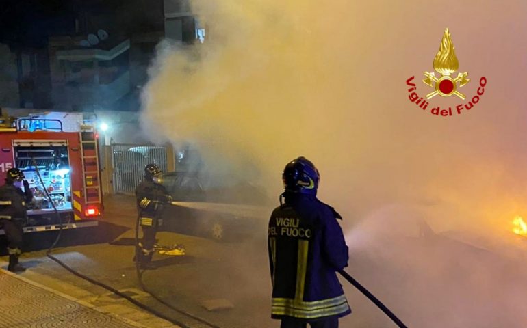 Notte impegnativa per i Vigili del Fuoco del Comando di Cagliari tra auto in fiamme e incendi