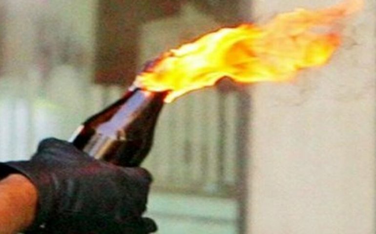 All’alba scagliano una bottiglia incendiaria contro un muro del Tribunale di Cagliari: partite le indagini
