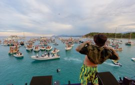 Una discoteca sospesa sull’acqua, un’arena da concerto nel mare più bello del mondo: sul palco galleggiante del Water World Music Festival artisti del calibro di Bob Sinclair, Salmo, Coez, Slait, Lazza, Mamacita e una platea formata da gommoni, barche a vela, privé esclusivi, motonavi e velieri d’epoca, ormeggiati e pronti a ospitarvi nella Water World Arena. Un evento unico ed esclusivo in una delle baie più belle della Costa Smeralda, quella del Golfo di Cugnana, esattamente a metà strada tra Porto Rotondo e Porto Cervo, nella culla del lusso made in Sardinia. In un momento storico in cui l’incertezza la fa da padrone gli organizzatori sardi non di son fatti trovare impreparati, con una risposta concreta al divertimento, quello vero, che da tempo mancava in tutta Italia. Un'occasione unica per l’estate 2021: un palco fluttuante sull’acqua di oltre 600 metri quadri, pronto a ospitare gli artisti internazionali più richiesti del momento. Uno scenario mai visto prima, animato da luci ed effetti pirotecnici come un classico festival a terra ma ricreati sul mare, quello che tutto il mondo ci invidia, quello della Costa Smeralda. Il pubblico potrà assistere al concerto a bordo di circa 200 imbarcazioni che si posizioneranno intorno al palco seguendo un piano di ormeggio prestabilito, formando una vera e propria arena da festival in mare. L'organizzazione ha previsto diverse esperienze esclusive per vivere al meglio l'evento: Sarà possibile acquistare il posto in barca, un gommone in esclusiva da 6, 9 o 12 persone o una barca a vela. Lo skipper si posizionerà a pochi metri dal palco, dove poter assistere agli show dei tanti artisti presenti in line up.