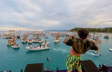 Una discoteca sospesa sull’acqua, un’arena da concerto nel mare più bello del mondo: sul palco galleggiante del Water World Music Festival artisti del calibro di Bob Sinclair, Salmo, Coez, Slait, Lazza, Mamacita e una platea formata da gommoni, barche a vela, privé esclusivi, motonavi e velieri d’epoca, ormeggiati e pronti a ospitarvi nella Water World Arena. Un evento unico ed esclusivo in una delle baie più belle della Costa Smeralda, quella del Golfo di Cugnana, esattamente a metà strada tra Porto Rotondo e Porto Cervo, nella culla del lusso made in Sardinia. In un momento storico in cui l’incertezza la fa da padrone gli organizzatori sardi non di son fatti trovare impreparati, con una risposta concreta al divertimento, quello vero, che da tempo mancava in tutta Italia. Un'occasione unica per l’estate 2021: un palco fluttuante sull’acqua di oltre 600 metri quadri, pronto a ospitare gli artisti internazionali più richiesti del momento. Uno scenario mai visto prima, animato da luci ed effetti pirotecnici come un classico festival a terra ma ricreati sul mare, quello che tutto il mondo ci invidia, quello della Costa Smeralda. Il pubblico potrà assistere al concerto a bordo di circa 200 imbarcazioni che si posizioneranno intorno al palco seguendo un piano di ormeggio prestabilito, formando una vera e propria arena da festival in mare. L'organizzazione ha previsto diverse esperienze esclusive per vivere al meglio l'evento: Sarà possibile acquistare il posto in barca, un gommone in esclusiva da 6, 9 o 12 persone o una barca a vela. Lo skipper si posizionerà a pochi metri dal palco, dove poter assistere agli show dei tanti artisti presenti in line up.