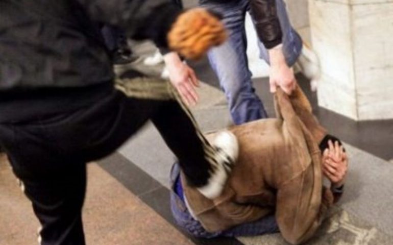 Impiegato brutalmente aggredito da due fratelli con calci, pugni e una bottigliata in testa