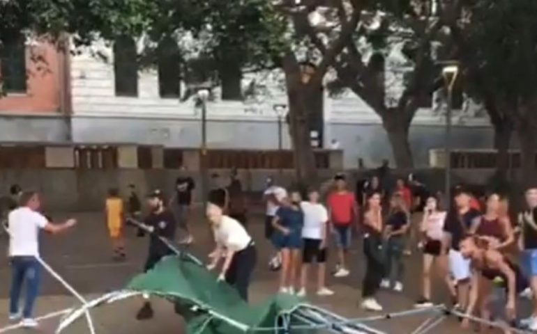 Cagliari, aggressione ai militanti della Lega in piazza Garibaldi: “Manette per anarchici delinquenti”. Il commento di Salvini: “La sinistra sparge da giorni odio e veleno”