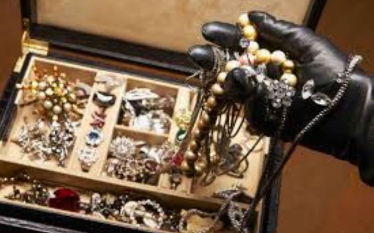 Gioielleria e argenteria rubata e portata al “compro oro”: scatta la denuncia per un 43enne collaboratrice domestica