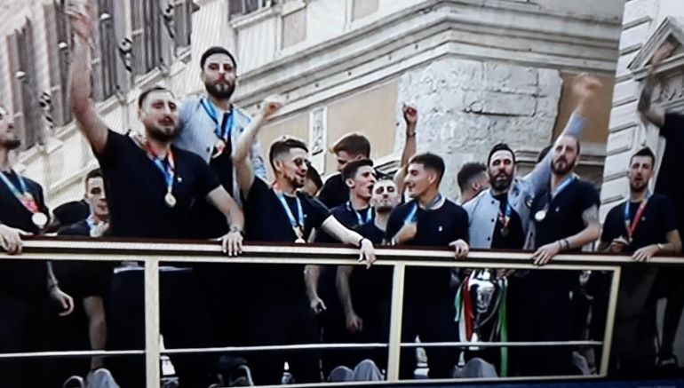 Trionfo italiano, gli Azzurri sfilano con la coppa per la Capitale ed è bagno di folla: “Grazie, ragazzi”
