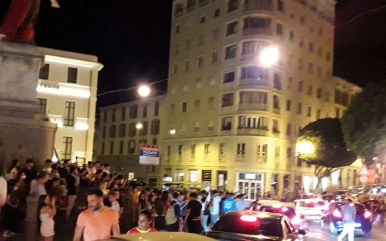 Euro 2020, Barella e l’Italia in semifinale contro la Spagna: nel Largo Carlo Felice festa e caroselli sino a notte tarda