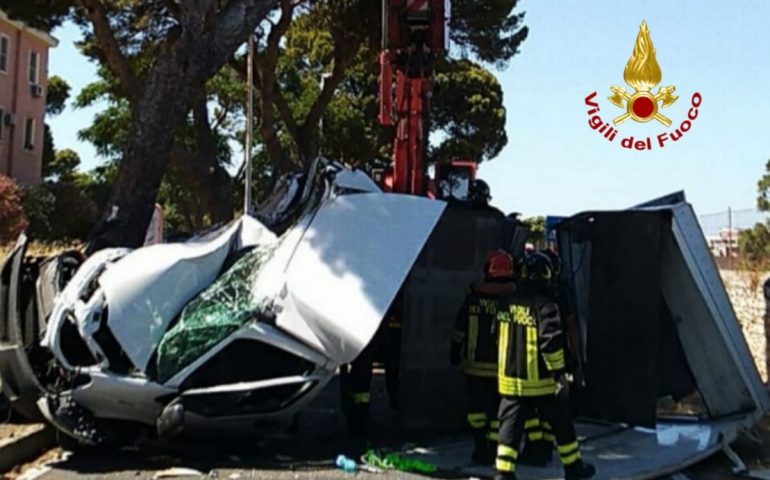 Cagliari, brutto incidente a Calamosca: perde controllo dell’auto e si schianta contro un albero. 34enne in codice rosso