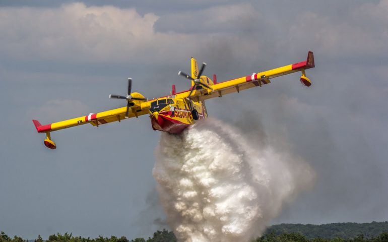 Devastante incendio ad Abbasanta, le fiamme minacciano ragazzini e giovanissimi: tutti in salvo