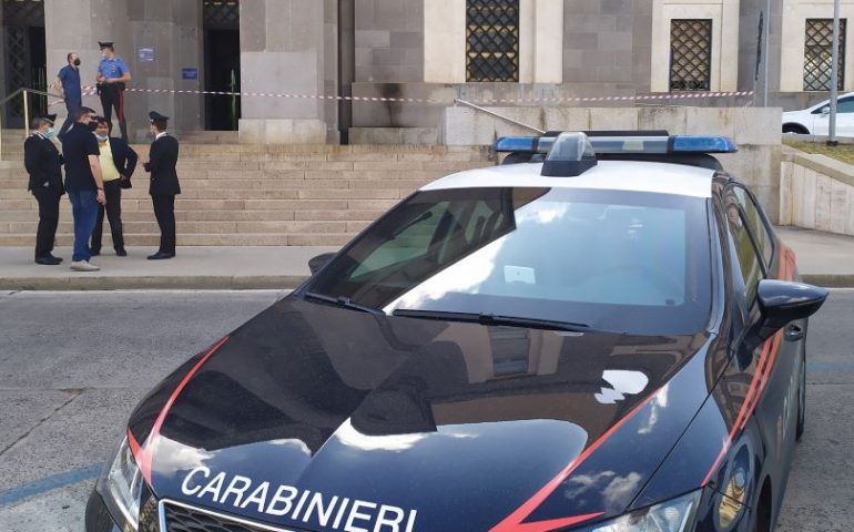 Minaccia i passanti con una bottiglia di vetro e i carabinieri con una trave di ferro: arrestato un 40enne di Assemini con gravi precedenti