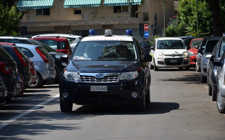 Follia a Quartu: 25enne lancia sassi alle auto, poi minaccia i carabinieri con un coltello