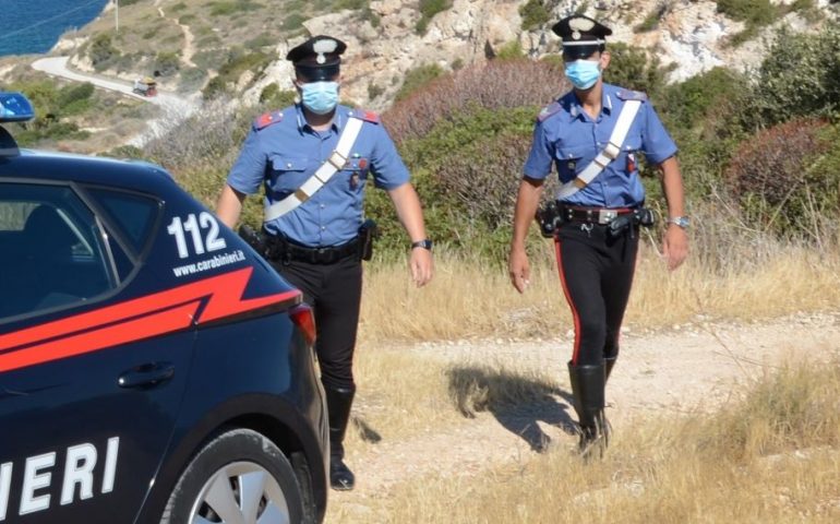 30 mq di pneumatici fuori uso accatastati, deposito abusivo di rifiuti nel Sulcis: scatta la denuncia per una 34enne