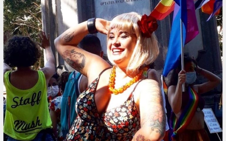 Claudia Aru, il Pride e l’omaggio alla Carrà: i diritti si rivendicano con la forza del sorriso