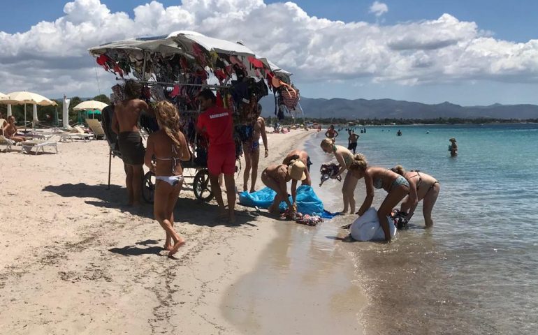 La foto. Vola la mercanzia del venditore ambulante: i bagnanti lo aiutano