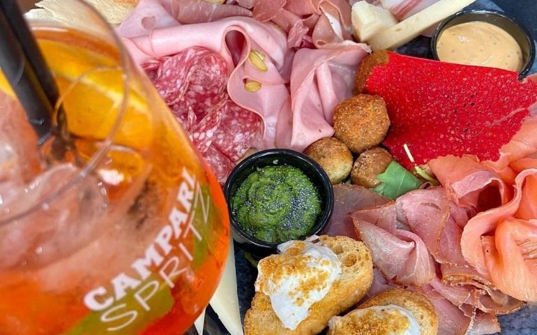 Abbinare cocktail ricercati a taglieri gourmet: Eclipse, il bistrot che ha reso la mixology una realtà