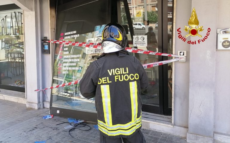 Cagliari, esplosione nella notte in via Piovella in una toilette per cani e gatti