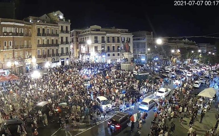 La foto. I festeggiamenti dopo Italia-Spagna ieri in piazza Yenne