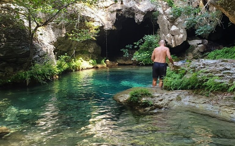 La foto. Acqua cristallina e tanto verde: una spettacolare piscina naturale a Ussassai