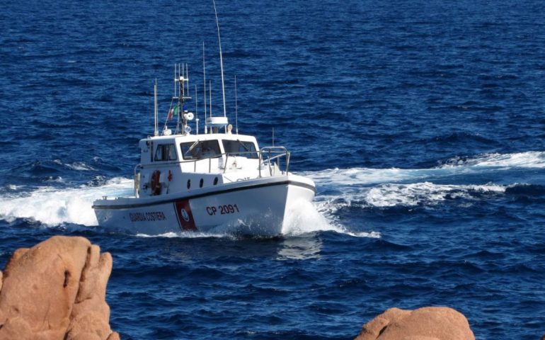 Giallo al largo di Chia. Due cadaveri trovati in mare, la Guardia Costiera perlustra l’area