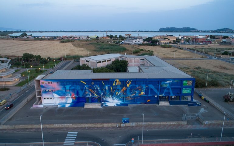 (FOTO) “Immagina”: in una scuola di Cagliari il nuovo gigantesco murale di Manu Invisible