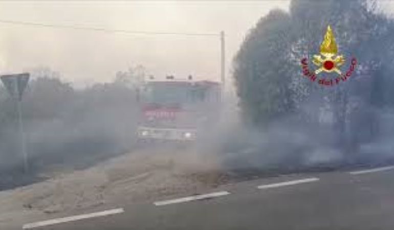 Fuoco e fiamme nel Cagliaritano, incendio nelle campagne di San Sperate: grande lavoro dei Vigili del Fuoco