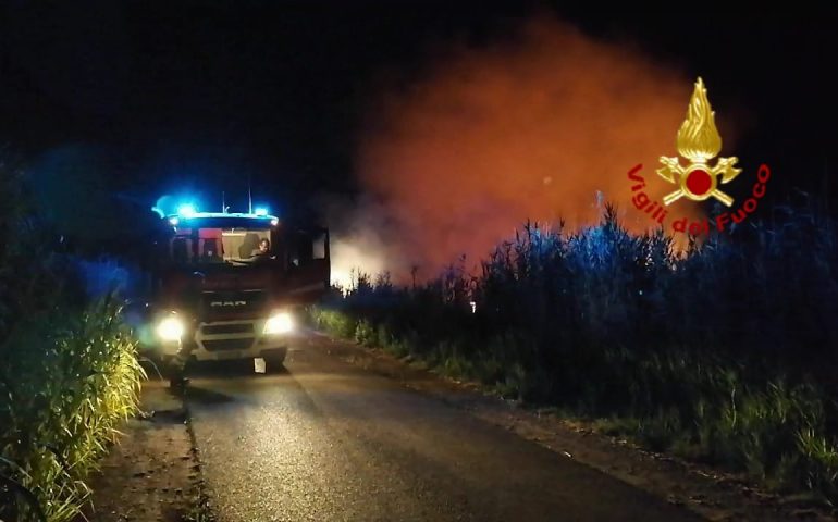 (FOTO) Notte di fuoco nel cagliaritano: Incendi a Selargius, Elmas, Quartu e Monastir
