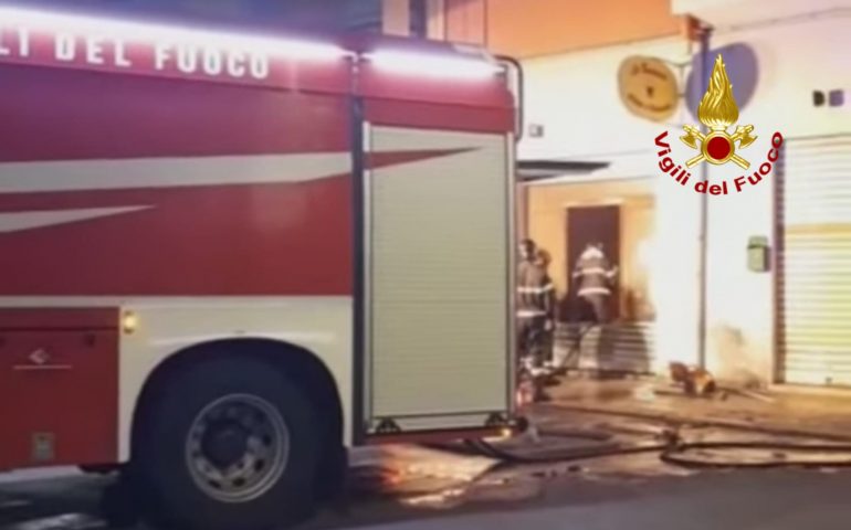 Cagliari, brucia un ristorante pizzeria in via Tasso
