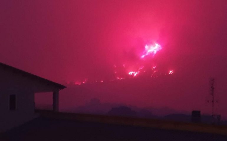 Centinaia di persone evacuate, case lambite dalle fiamme e aria irrespirabile a Cuglieri: la cronaca dell’inferno di fuoco