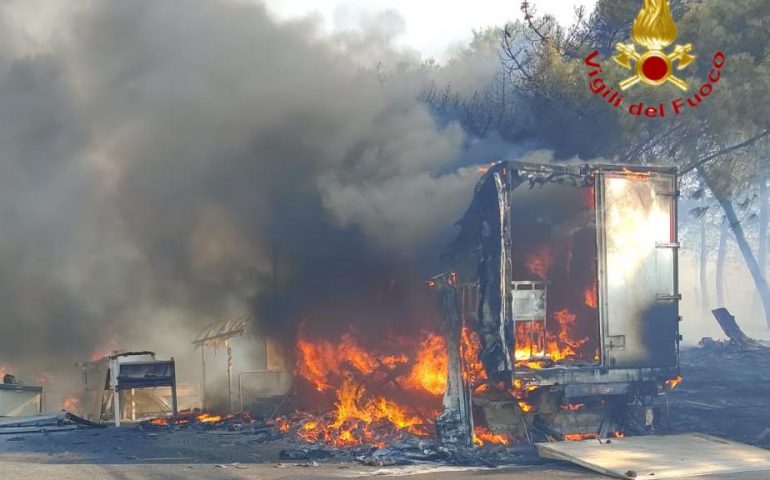 (FOTO e VIDEO) Vasto incendio a Macomer: ancora in atto operazioni di bonifica e di spegnimento