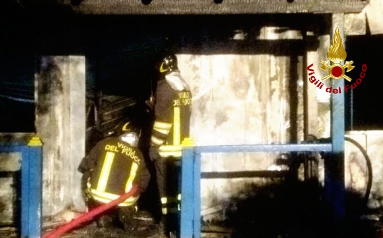 Incendio a Marina Residence: fiamme nella notte negli uffici del centro sportivo