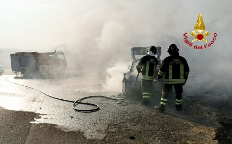 Fiamme e paura a Quartu, auto prende completamente fuoco e l’incendio arriva a bordo strada: tutti illesi