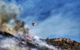 Ancora fuoco in Sardegna, grave incendio nella zona diga Santa Lucia: sul posto diversi mezzi aerei e squadre a terra