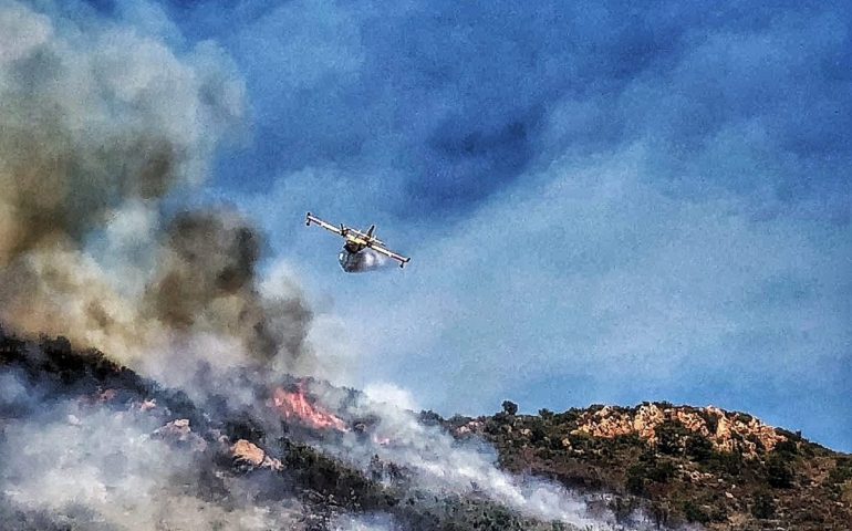 Ancora fuoco in Sardegna, grave incendio nella zona diga Santa Lucia: sul posto diversi mezzi aerei e squadre a terra