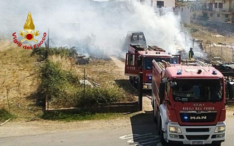 Incendio a Burcei: il fuoco lambisce le abitazioni