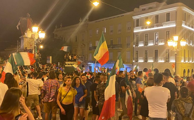 (VIDEO E FOTO) Cagliari, piazza Yenne si tinge d’Azzurro per l’Italia Campione d’Europa