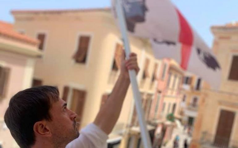 Alla Maddalena di nuovo issata la bandiera sarda: “Pronte interlocuzioni per l’emergenza ospedaliera, sempre uniti in questa battaglia”