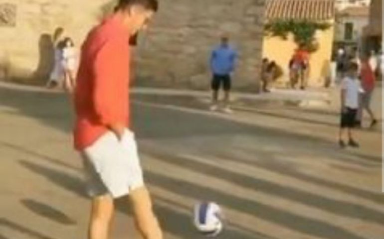 Lewandowski in vacanza in Sardegna, ma troppo forte il richiamo del pallone: il bomber gioca in piazza con i bimbi