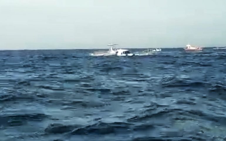 Ogliastra, barca trasporto passeggeri rischia affondamento: occupanti tratti in salvo