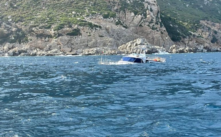 Barcone semiaffondato, operazione recupero riuscita: è arrivata al porto di Santa Maria Navarrese