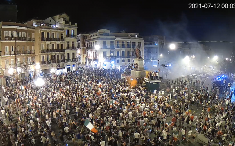 La foto. Piazza Yenne piena di tifosi: a Cagliari si festeggia l’Italia campione d’Europa