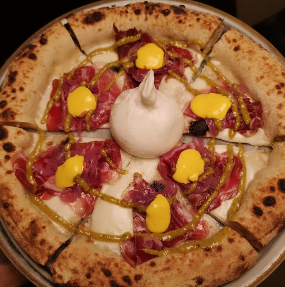 La pizza "Brebey" con prosciutto di pecora