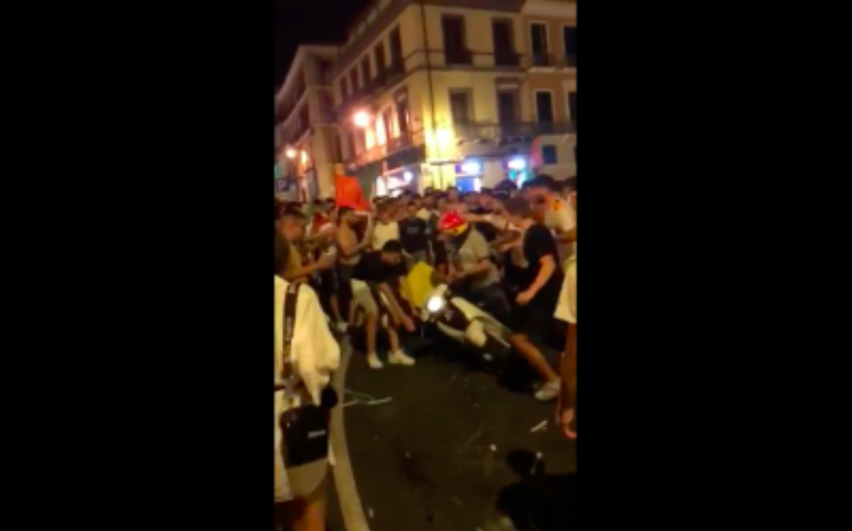 Aggressione rider in piazza Yenne: denunciati due giovani ultrà del Cagliari