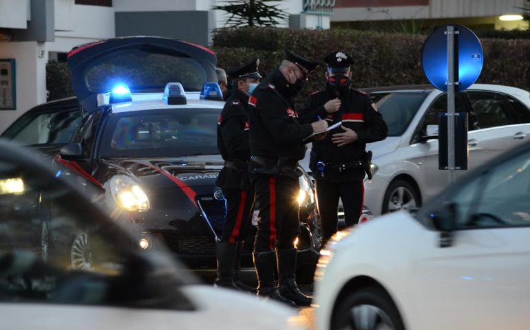 Cagliari, ragazzi aggrediscono un giovane in via San Giacomo: scattano le denunce