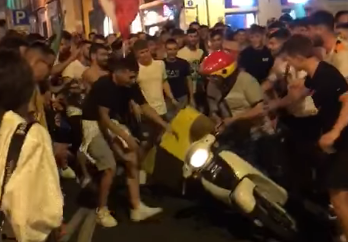 Tifosi che aggrediscono rider in piazza Yenne. Truzzu: “Non la passeranno liscia”