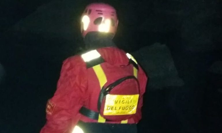 Tragedia nella notte a Meana Sardo: un 57enne annega nel fiume mentre pesca con gli amici