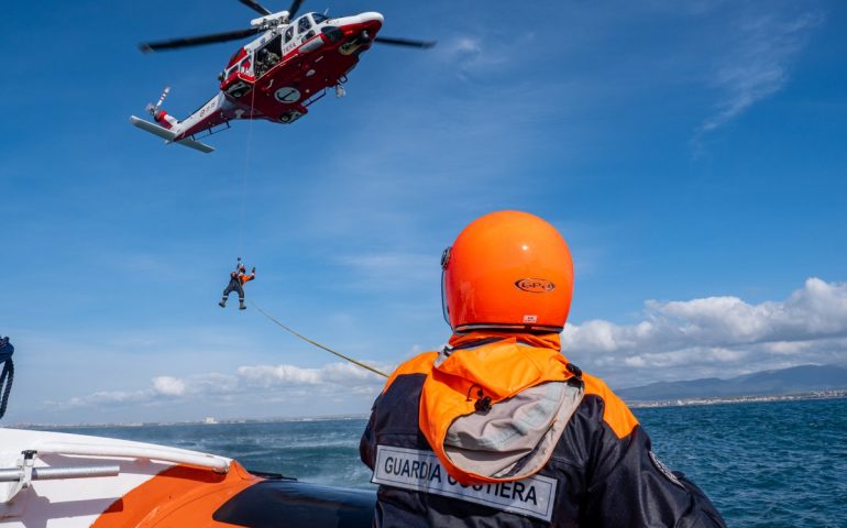 Cala Regina, la Guardia Costiera soccorre un’operatrice subacquea bloccata sulla scogliera