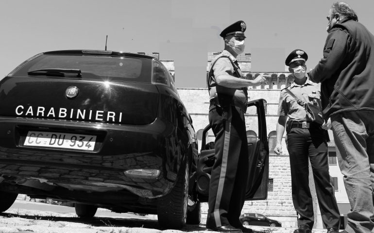 Una performance senza vestiti per strada: denunciato dai carabinieri. Nudo artistico?