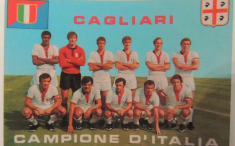 La Cagliari che non c’è più: le cartoline stampate per la vittoria dello Scudetto 1970 e la curiosità sulla maglia da gara